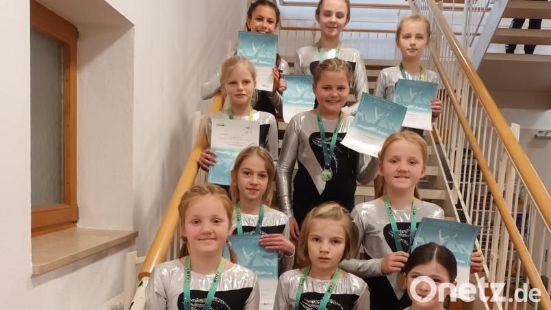 Stolz präsentieren die zehn jungen TSG-Turnerinnen ihre Urkunden. Bild: bk