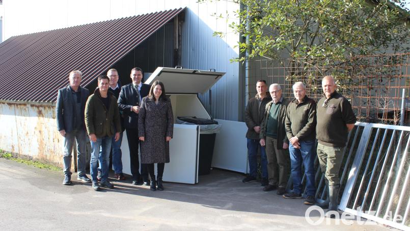 Landrat Thomas Ebeling stellte mit Vertretern der beteiligten Abteilungen im Landratsamt Schwandorf sowie den ehrenamtlichen Betreuern aus der Reihe der Jägerschaft in Sulzmühle bei Nittenau die Sammelstellen vor. Bild: Matthias Meier/exb