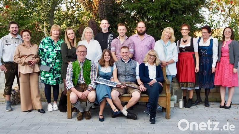 Papa Hans Greß, Tamara Greß, Firmenchef Johannes Greß und Mama Edith Greß (vorne sitzend) mit dem aktuellen Team der Metzgerei Greß Bild: Johannes Greß/exb