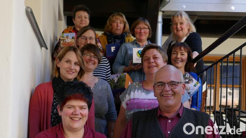 Bad Neualbenreuth bleibt Fairtrade-Gemeinde. Die Verleihung des Titels für weitere zwei Jahre feierte die Steuerungsgruppe. Bild: Gemeinde Bad Neualbenreuth/exb