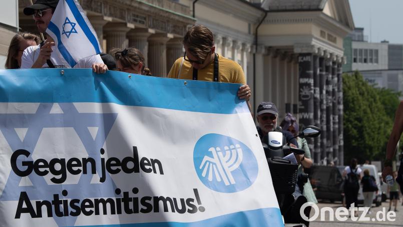 Ein Plakat mit der Aufschrift &quot;Gegen jeden Antisemitismus!&quot; ist bei einer Demo gegen antisemitische Tendenzen zu sehen. Symbolbild: Swen Pförtner