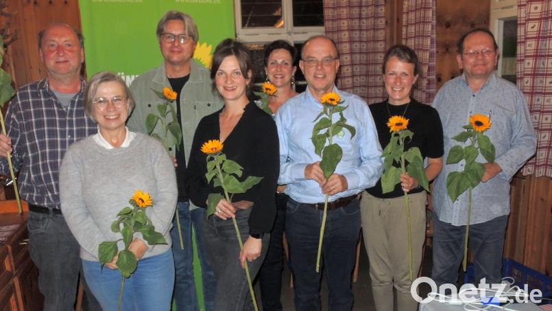 Die Schwandorf Grünen wählten einen neuen Ortsvorstand (Bild), an dessen Spitze Veronika Brunner-Peters (Vierte von links) und Christoph Beck (Dritter von rechts) stehen. Bild: Beck/exb
