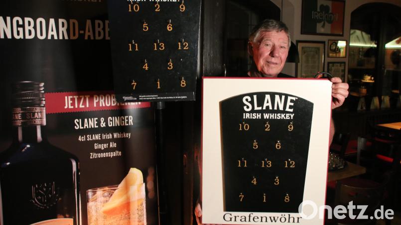 Paddy Byrne stellt die Spieltafeln selbst her. Im Augenblick ist er auf großer Deutschlandtour durch viele Irish Pubs in der Republik – auch in Grafenwöhr. Bild: sne