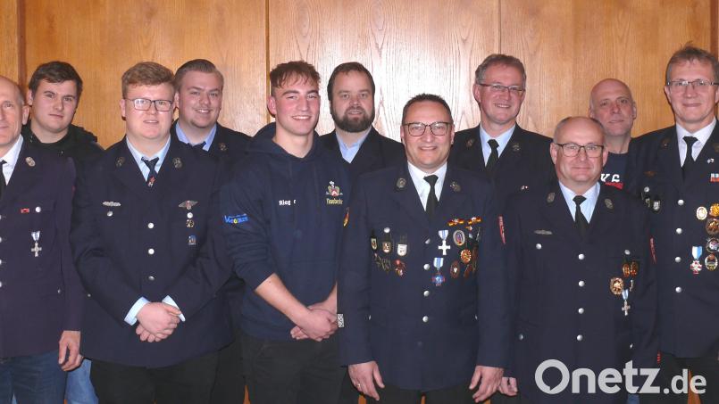 Reibungslos erfolgten die Neuwahlen der Unterauerbacher Feuerwehr. Nobert Lehner (Fünfter von rechts) ist der neue Vorsitzende. Zu seinem Stellvertreter wurde Philip Kulzer (Vierter von links) gewählt. Bild: Grabinger/exb