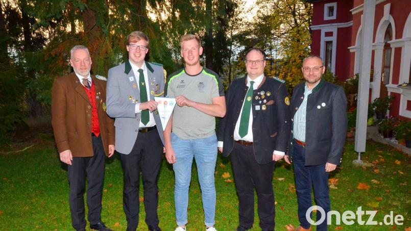 Bürgermeister Markus Bauriedl (rechts) und Bezirksschützenmeister Stefan Frischholz begleiten den Wechsel von Valentin Kellner auf Julius Kellner als Gaujugendleiter im Bezirk von Gauschützenmeister Stefan Brandmiller (von links). Bild: fjo