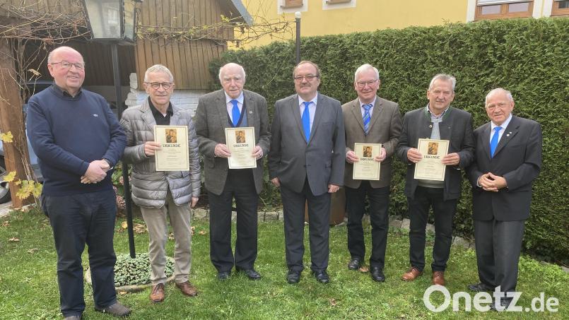 Ehrung treuer Mitglieder (von links): Pfarrer Wilhelm Bauer, Josef Grötsch, Max Bauer, Andreas Zinkl, Hans Eckl, Hans Maier, Bezirkspräses PaterJosef Schwemmer. Bild: Josef Glas