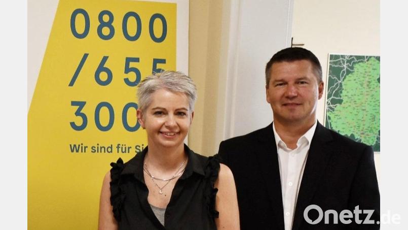 Beim Krisendienst Oberpfalz in Schwandorf hat Katjenka Wild (links) die fachliche Leitung inne, Jens Scheffel (rechts) ist der Geschäftsführer. Bild: Reil/exb