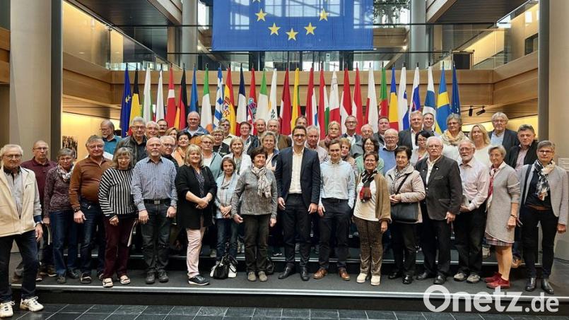 Im europäischen Parlamentsgebäude in Straßburg versammelte sich die Besuchergruppe zu einem Erinnerungsfoto mit MdEP Christinas Doleschal (vorne, Bildmitte). Bild: jzk