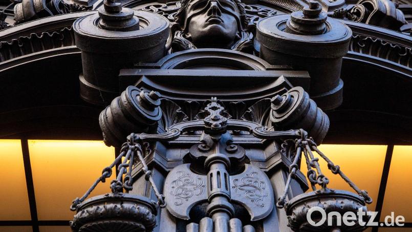 Ein Relief über dem Eingang eines Gerichts stellt die Göttin Justitia mit verbundenen Augen dar. Symbolbild: Carsten Koall/dpa