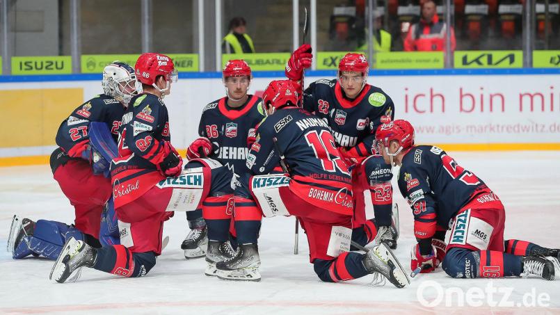 Sowohl die Spieler der Selber Wölfe als auch der Ravensburg Towerstars knieten 18 Minuten auf dem Eis, ehe die Schlusssirene ertönte. Nach der schweren Verletzung des Selbers Max Gimmel war an Weiterspielen nicht mehr zu denken. Bild: Mario Wiedel/exb