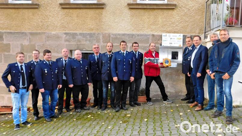 Der neueste Defi hängt im Speichersdorfer Ortsteil Wirbenz, organisiert von der Feuerwehr. Das Bild zeigt den Vorstand um Schriftführer Jürgen Günthner (Achter von links) und Vorsitzenden Fritz Tanner (Vierter von rechts) zusammen mit den Sponsoren, Klaus Neuner (HDG-Bavaria) und Konrad Schäffler (Raiffeisenbank am Kulm), sowie Bürgermeister Christian Porsch (Dritter von rechts). Die Einweisung und Schulung übernimmt Karl Bernet vom BRK Bayreuth (Fünfter von rechts). Bild: whü