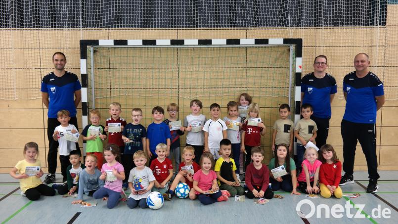 Die Vorschulkinder des Hauses &quot;Tausendfüßler&quot; beim Aktionstag der Sportfreunde zusammen mit den Trainern (von links) Uwe Fischbach, Andy Heinrich und Detlef Wolf. Bild: Kinderhaus &quot;Tausendfüßler&quot;/exb