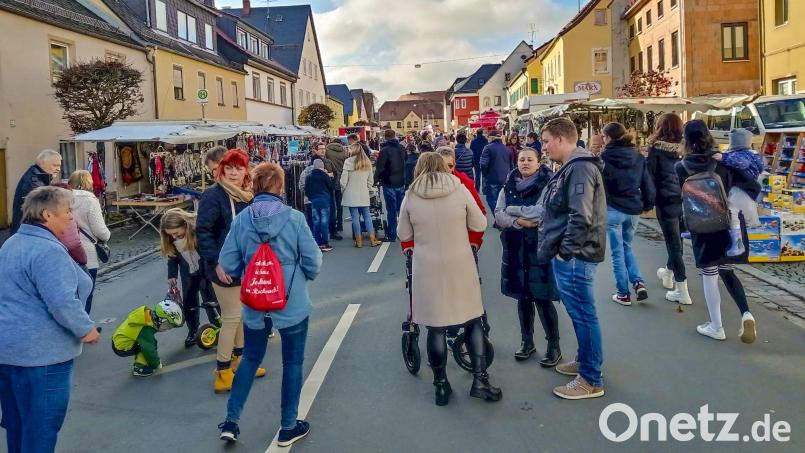 Der Martinimarkt in Waldershof lockte zahlreiche Besucher an. Bild: fpoz