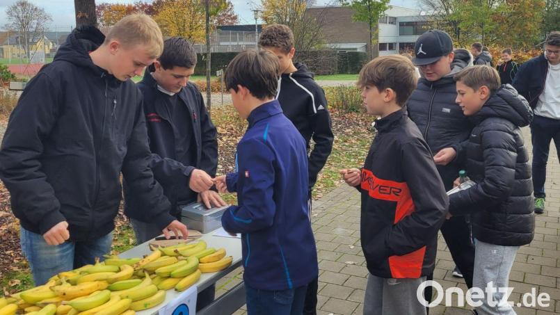 Einen Fairtrade-Bananen-Verkauf für den guten Zweck gab es kürzlich an der Realschule im Stiftland. Bild: Realschule im Stiftland/exb