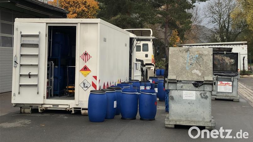 Am Bauhof wurde der Problemmüll zum Weitertransport teilweise in blaue Tonnen verpackt. Bild: Stadt Weiden/Bauhof/Gärtnerei /exb