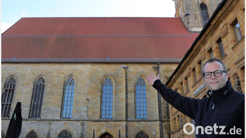 Groß genug wäre es ja: Auf dem Dach der Basilika St. Martin mitten in Ambergs Altstadt hätte eine große PV-Anlage sicherlich Platz. Pfarrer Thomas Helm konzentriert sich im Moment aber auf kirchliche &quot;sekundäre&quot; Gebäude. Der Kindergarten etwa könnte bald mit Modulen ausgestattet werden. Bild: Wolfgang Steinbacher