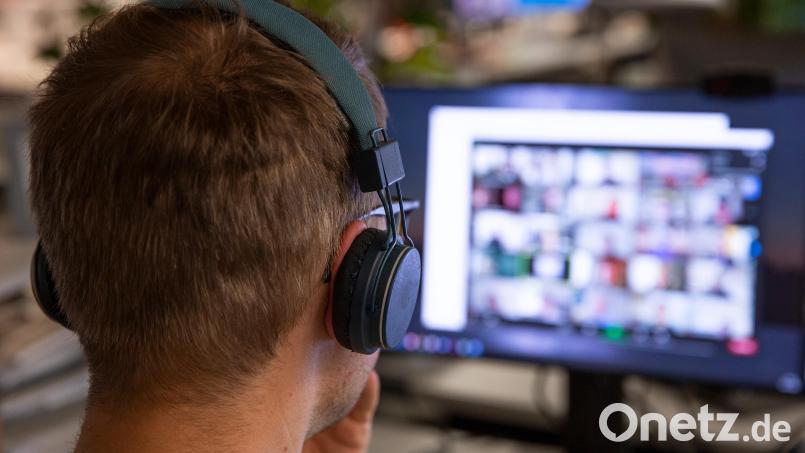 Die hybride Ratssitzung soll vor allem von Rätinnen und Räten genutzt werden , die wegen Krankheit, Dienstreisen oder familiärer Verpflichtungen nicht in Präsenz an den Sitzungen teilnehmen können. Bild: Catherine Waibel/dpa