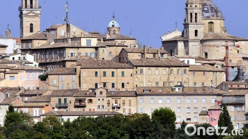 Mit dieser Kulisse begrüßt Macerata seine Besucher am Ortseingang. Zurzeit ist die Schönheit des Stadtpanoramas aber durch Erdbeben getrübt. Archivbild: Wilck