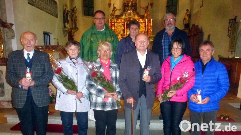 Den Ehejubilaren gratulierten Pfarrer Markus Urban, Gisela Plößl und Josef Leonhardt (hintere Reihe). Bild: mad