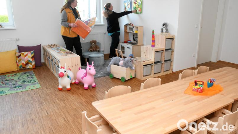 Sabine Bodensteiner (links) und Anne-Katrin Pröll legen letzte Hand an. Die Räume der neuen Großtagespflege in der Parksteiner Straße 11 sind gemütlich eingerichtet, die ersten Kinder kommen ab 14. November. Bild: Gabi Schönberger