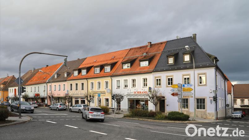 Architekt und Stadtplaner Klaus Stiefler lobte die einheitliche Linie und Höhe der Gebäude in der Erbendorfer Altstadt. Dieses Erscheinungsbild sollte auf jeden Fall erhalten bleiben. Bild: njn