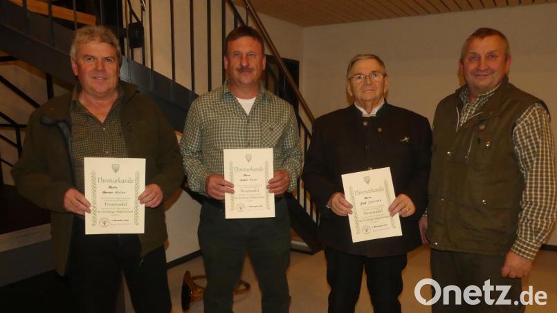 Norbert Ferstl (rechts) ehrte (von links) Werner Höller, Anton Knier und Josef Jelinek für langjährige Mitgliedschaft beim Jagdverband. Bild: rn