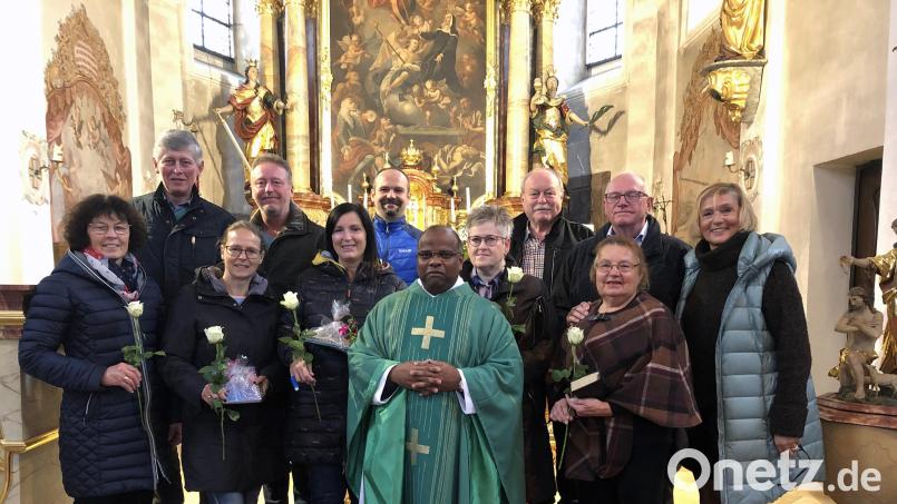 Die Pfarrei Lintach gratuliert ihren Ehejubilaren (von links): Frieda und Manfred Erras (40 Jahre), Anja und Thomas Scharl (25 Jahre), Tanja und Robert Saller (25 Jahre), Pfarrer Moses Gudapati, Brigitte und Werner Donhauser (40 Jahre), Brigitta und Rudolf Kinzler (50 Jahre) sowie Pfarrgemeinderatssprecherin Waltraud Glöckner. Bild: jow