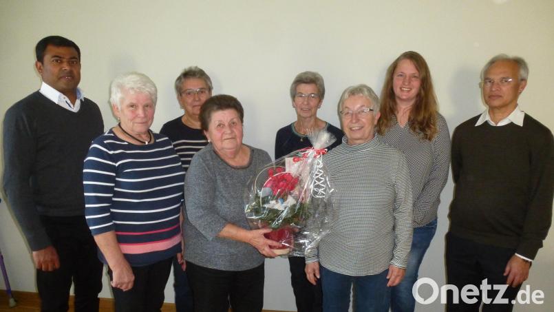 Gelungener Start des &quot;Generationencafé&quot; dank des neuen Leitungsteams mit (von links) Christine Gradl, Elisabeth Büttner, Brigitta Ahl, Evi Häusler, Silke Wurzer. Verabschiedet wurde die Anneliese Blind (mit Blumen). Mit dabei die Geistlichen Varghese Puthenchira und Prince Kalarimuryil. Bild: bk