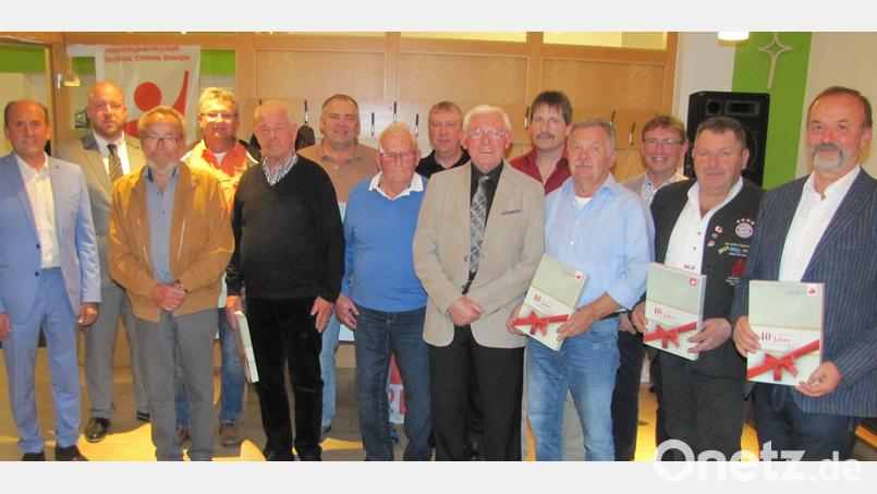 Bei einer Jubilarehrung zeichnet die Industriegewerkschaft Bergbau, Chemie, Energie langjährige Mitglieder aus (von links): Ortsgruppenvorsitzender Josef Birner, Gewerkschaftssekretär Michael Amann, Hans Gebhard in Vertretung für seine verhinderte Ehefrau Erika, Thomas Eimer, Karl-Heinz Schwandner, Peter Lang, Hans Kamm, Jürgen Blaschke, Alfred Hausmann, Stephan Klinkhammer, Jürgen Bauer, Werner Gottschalk, stellvertretender Ortsgruppenvorsitzender Josef Finster und Albert Meyer. Bild: bij