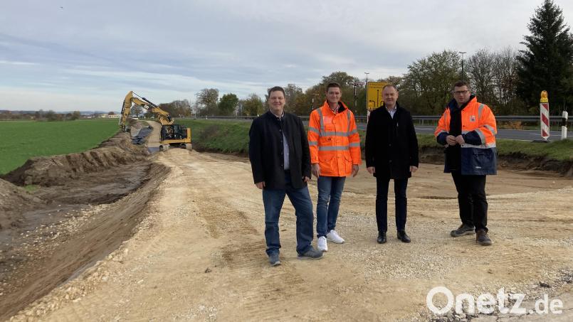 Die Bürgermeister Christian Ziegler (links) und Erich Meidinger (Zweiter von rechts) informierten sich über den Baufortschritt am Radweg in Freihöls. Bild: Staatliches Bauamt Amberg-Sulzbach/exb