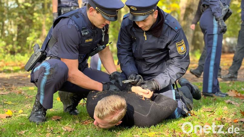 Die angehenden Polizeibeamten absolvierten eine mehrtägige Übung im Schwarzenfelder Schlosspark. Bild: Müller/exb