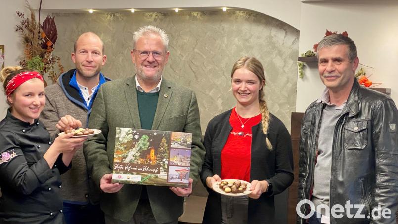 Ab sofort ist der Schwandorfer Adventskalender wieder erhältlich. Bild: Maria Schuierer/exb