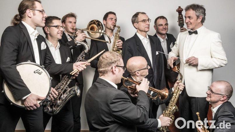 Max Barnabas und sein Revueorchester treten im Stadttheater auf. Bild: Revueorchester/exb