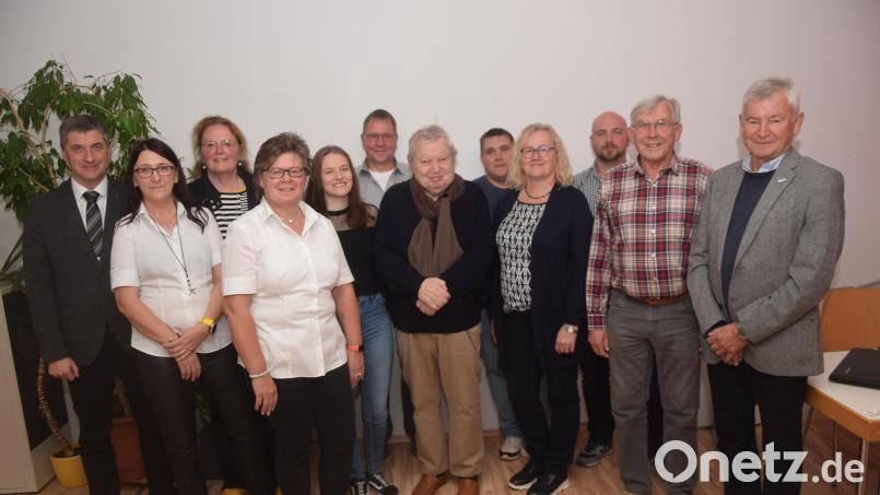 Mitgliederehrungen beim TV Bechtsrieth. Helmut Ederer (Sechster von rechts) ist seit 40 Jahren im Turnverein. Bild: fz