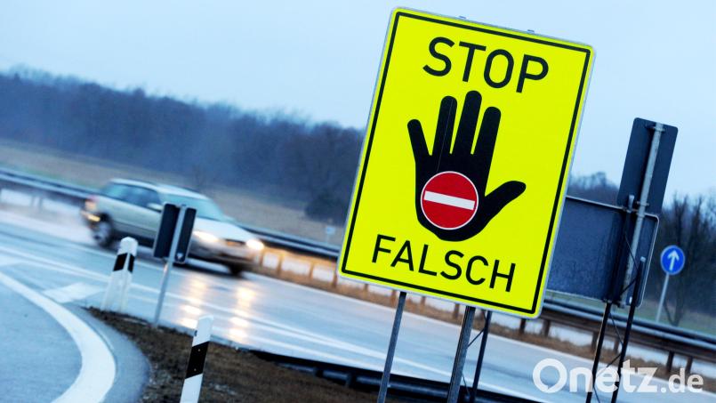 Schilder warnen davor, in falscher Richtung auf die Autobahn zu fahren. Bild: Tobias Hase