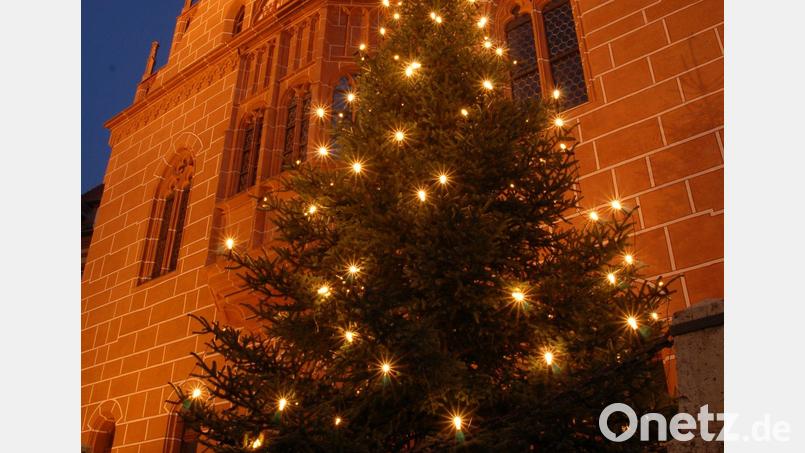 Sowohl die Fassade des Sulzbach-Rosenberger Rathauses als auch der Christbaum werden dieses Jahr nicht beleuchtet. Archivbild: Petra Hartl