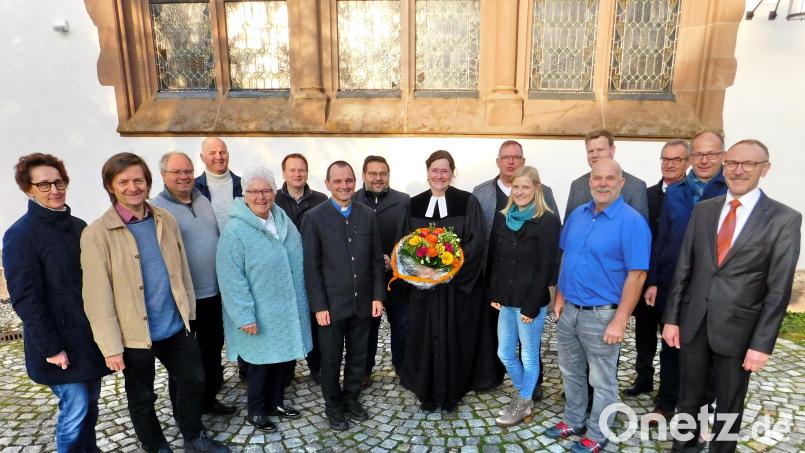 Pfarrerin Kathrin Spies (Mitte) im Kreise der Ehrengäste Werner Schlöger, Roman Schäffler, Werner Nickl, Thomas Kraus, Norbert Schröter, Kathrin Pühl, Thomas Berthold, Thomas Kaufmann, Hartmut Klausfelder, Christian Porsch, Angelika Besold, Oskar Burkhardt, Elmar Grosser, Robert Bayer und Iris Abramofski (von rechts). Bild: whü