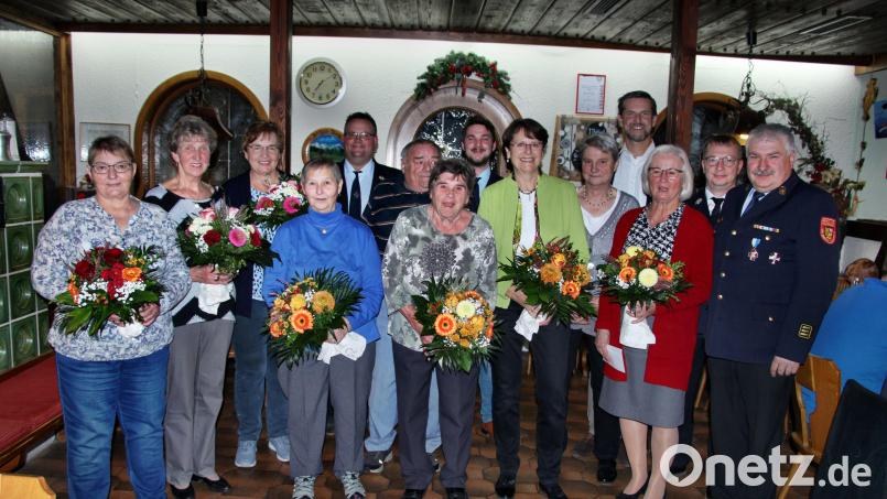 Die geehrten Gründungsmitglieder der Damenwehr mit den Ehrengästen der Jubiläumsfeier (von links): Hildegard Pilhofer, Siglinde Luber, Karin Ertel, Margot Zinnbauer, Kommandant Daniel Lobewein, der damalige Kommandant Hans Vogel, Anneliese Vogel, ZweiterKommandant Adrian Lutter, Karin Schleicher, Gertraud Schuhmann, Bürgermeister Roman Berr, Christa Wagner, Kreisbrandmeister Christian Meyer und Kreisbrandinspektor Hans Sperber. Bild: ds