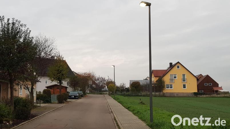 In Sulzbach-Rosenberg brennt im Winter die Straßenbeleuchtung bis 8 Uhr, obwohl es oftmals bereits taghell ist. Hier ein Foto von Anfang November gegen 7.30 Uhr im Stadtteil Lerchenfeld. Bild: Tobias Gräf