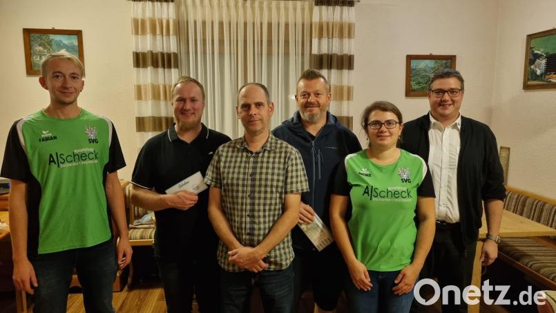 Der Schützenverein „in Treue fest“ Gebhardsreuth-Grub-Isgier hielt wieder ein Kirchweihschießen ab. Sportleiter Fabian Putzer (links) gratuliert den Gewinnern. Bild: gi