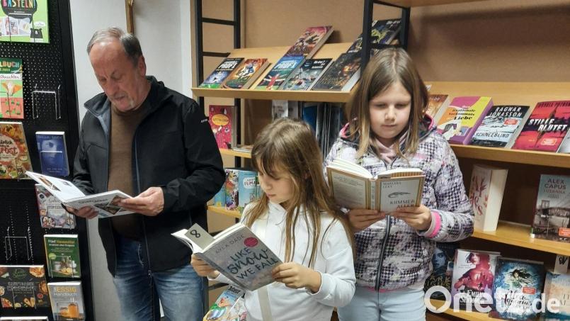 Bei Häppchen und Cocktails durchstöbern die Besucher die neu angeschafften Bücher. Bild: gi
