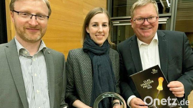 Sie sind stolz über die Auszeichnung (von links): Walter Fischer, Kristallglasfabrik Amberg, die Leiterin des Stadtmuseums Amberg Julia Riß und Oberbürgermeister Michael Cerny. Bild: Michael Cerny/exb