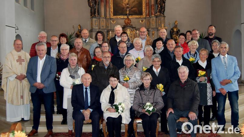 Der Einladung zum Tag der Ehejubiläen waren 18 Jubelpaare gefolgt. Mit Pfarrer Markus Nees (links) feierten sie einen Dankgottesdienst. Bild: wro