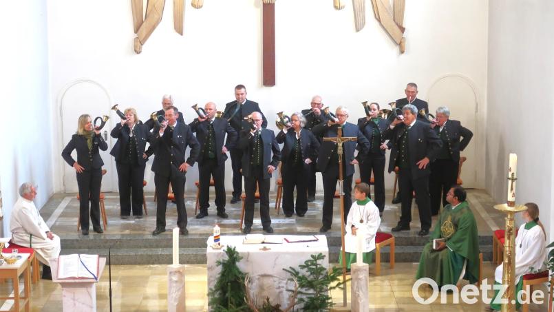 Die Jagdhornbläser der BJV-Kreisgruppe Sulzbach-Rosenberg umrahmen die Hubertusmesse in der Herz-Jesu-Kirche in Sorghof. Bild: rha