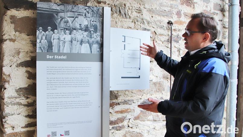 Im Denkenbauernhof sieht man schon erste Ergebnisse des neuen Konzepts, wie Tobias Hammerl als Leiter des Freilandmuseums Oberpfalz anhand dieser Tafel erläutert. Bild: Thomas Dobler
