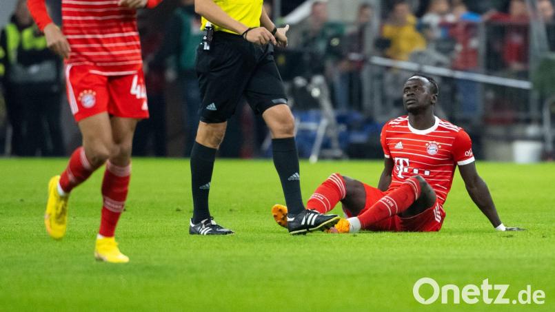 Sadio Mane (r) von München sitzt auf dem Rasen. Bild: Sven Hoppe/dpa