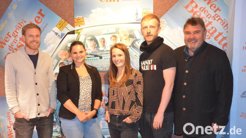 Hoher Besuch im Neue-Welt-Kinocenter (von links): Regisseur Andreas Schmidbauer, Kinobetreiberin Lisa Lahm, Regisseurin Tanja Schmidbauer sowie die beiden Schauspieler David Zimmerschied und Peter Rappenglück. Bild: Kunz