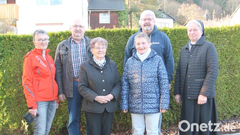 Elfriede Süß (Dritte von links) übergibt Spenden an (von rechts) Schwester Bonita, Rita Bock, Ringo Haase (VdK), Herbert Putzer (Kinderkrebshilfe) und Edeltraud Pilfusek (Helfer vor Ort). Bild: pi