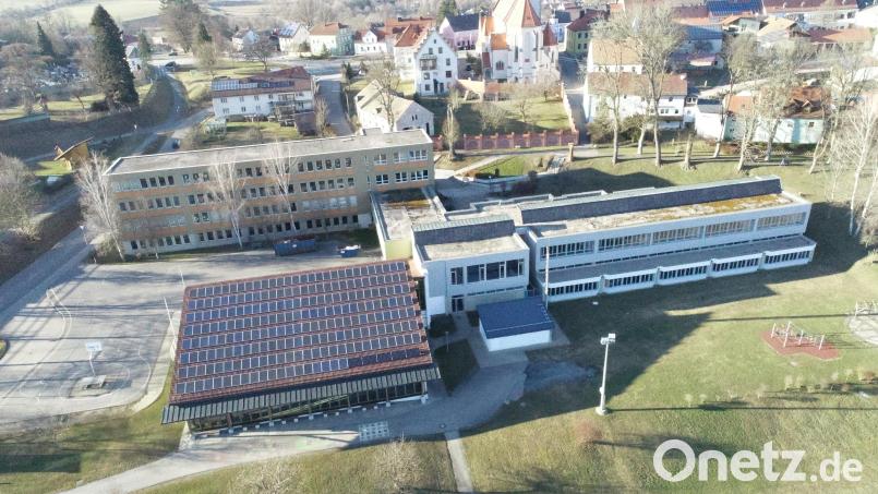 Die energetische Sanierung der Zottbachtalschule wird die Stadt Pleystein auch im nächsten Jahr finanziell belasten. Bild: bey