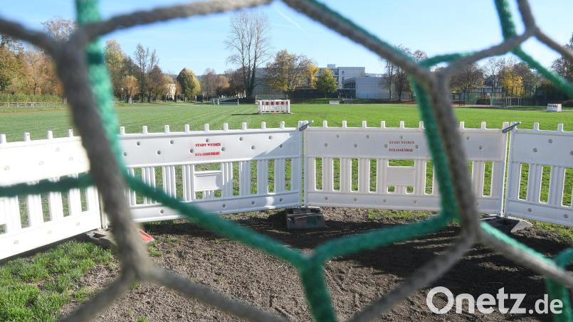 Mehrere kleine Baustellen auf dem Sportplatzt des Kepler-Gymnasiums machen den Platz im Moment unbespielbar. Bild: Gabi Schönberger